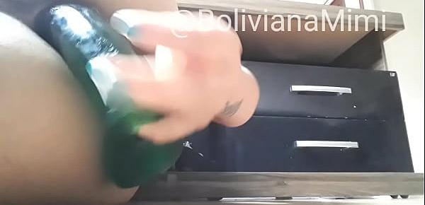  Mimi Boliviana gozando pelo cu com consolo verde